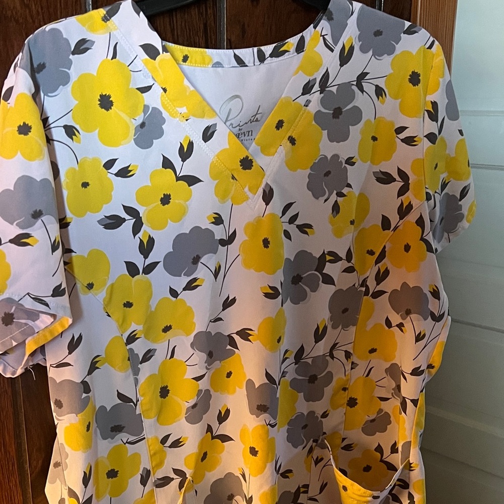Maevn scrub top